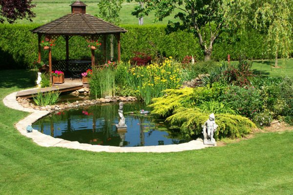 Ornement extérieur : que choisir entre bassin de jardin et
